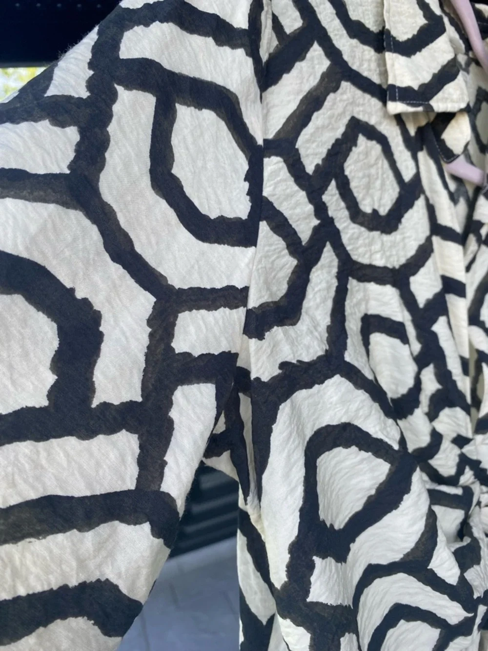 H&M Black Cream Geometric Ruched Crop Button Down Shirt Large Viscose Blend Soft - Picture 9 of 11